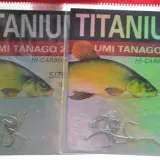 Dwa opakowania haczyków wędkarskich "TITANIUM UMI TANAGO 230N" z wizerunkiem karasia.